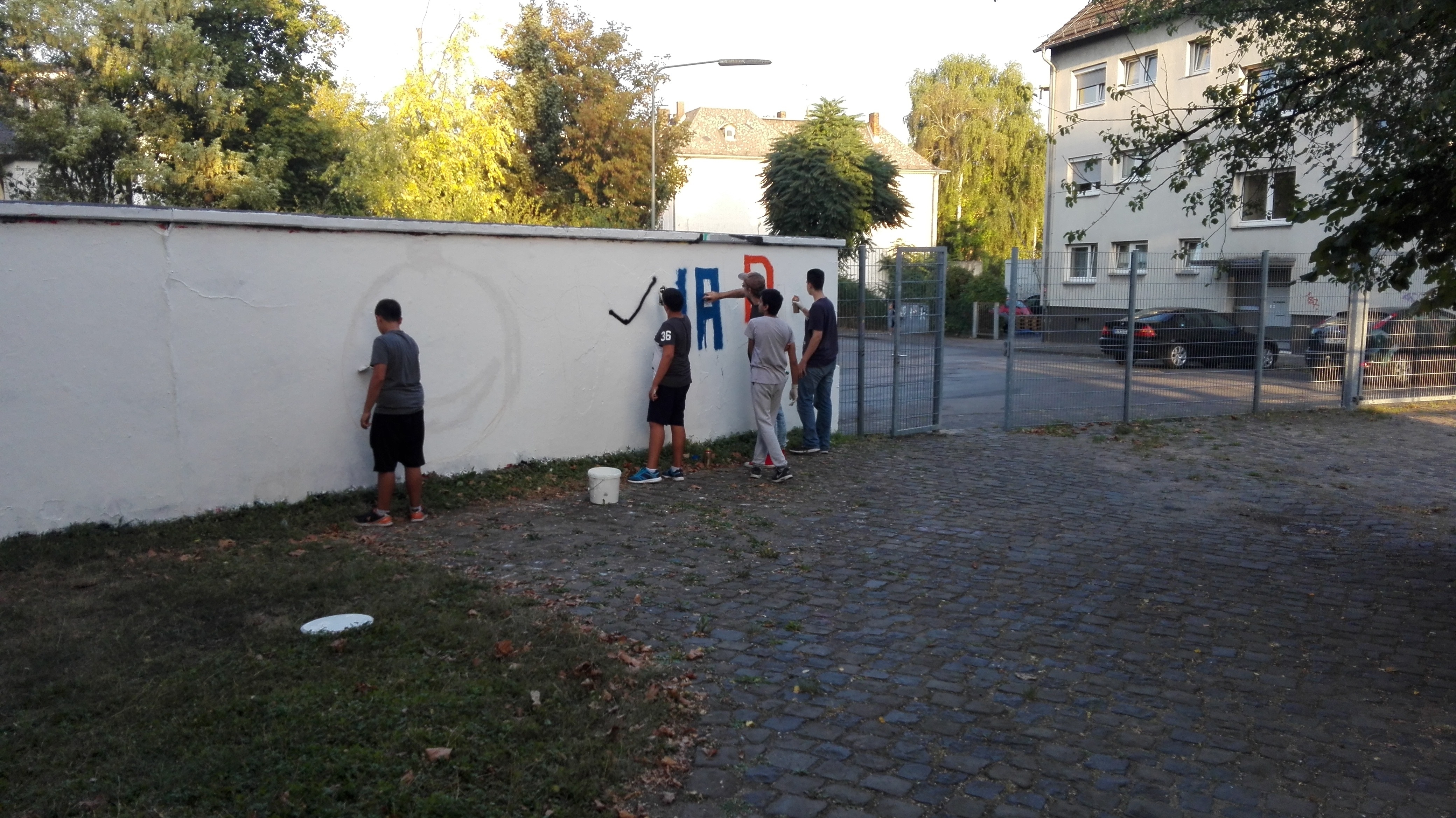 Jugendliche bei Graffitiprojekt