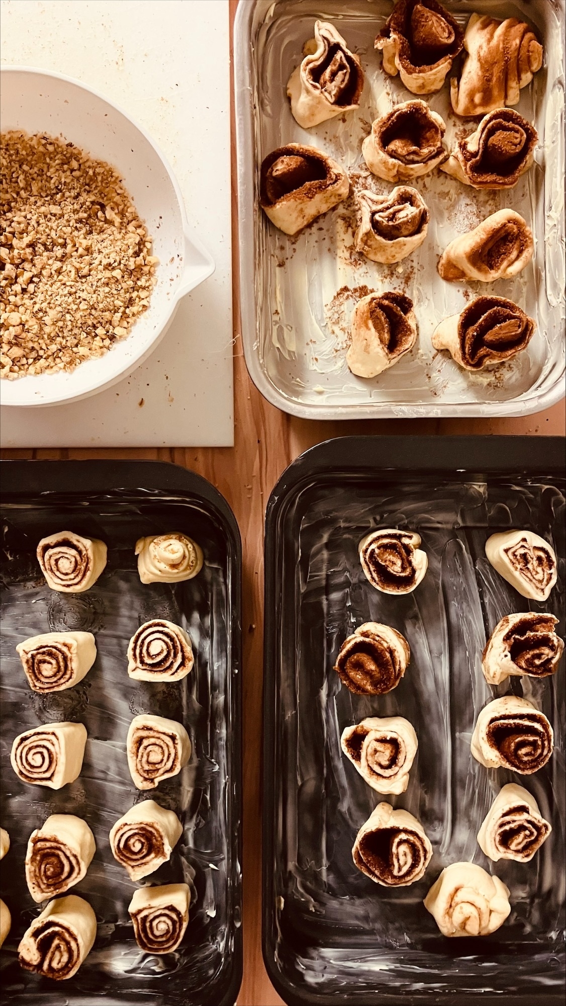 selbstgebackene Zimtschnecken in Backschalen